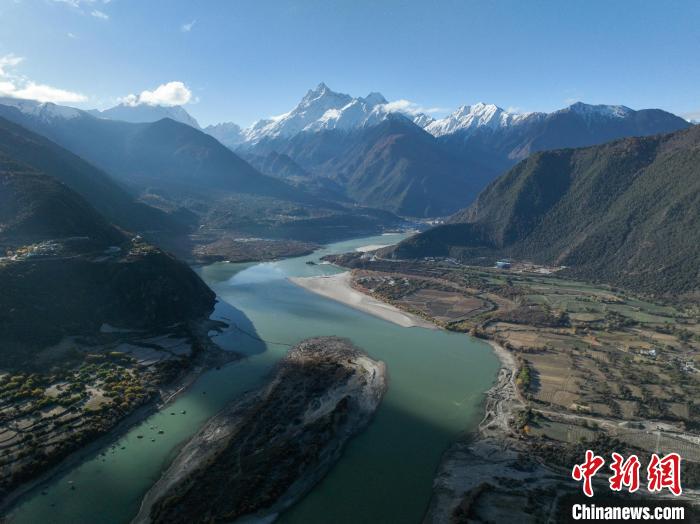 西藏林芝雅魯藏布大峽谷的雪山風(fēng)光。　董志雄 攝