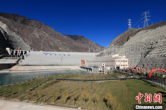 圖為金沙江上游蘇洼龍水電站?！⊥趵?攝
