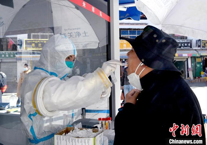 12月7日，拉薩市民正在進行核酸檢測?！±盍?攝