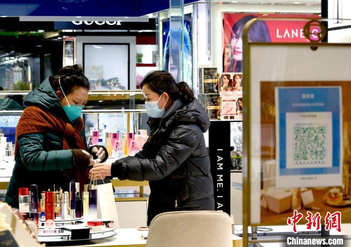 12月7日，拉薩，市民掃碼進入拉薩百貨大樓選購護膚品?！±盍?攝