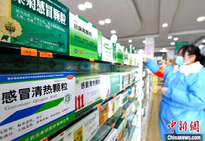 12月7日，拉薩宇拓路一藥店工作人員正在整理店內(nèi)的感冒類藥品?！±盍?攝