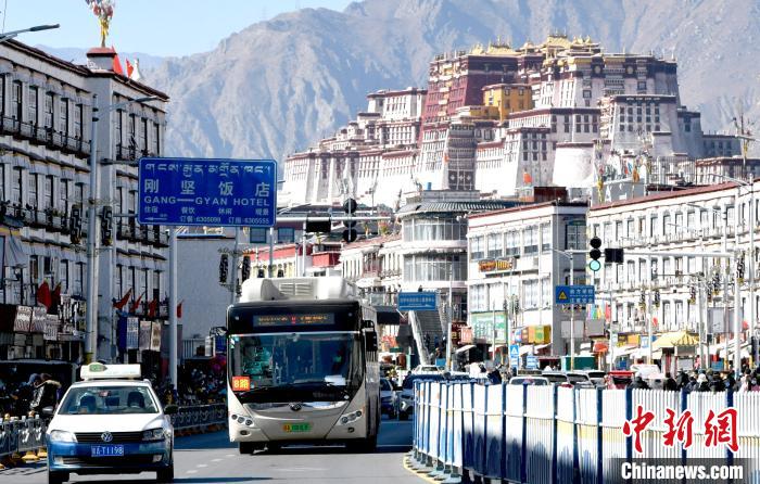 12月7日，一輛公交車從拉薩市城關區(qū)北京東路駛過?！±盍?攝