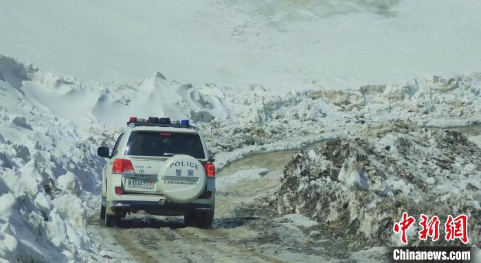 圖為邊壩縣降雪時夏貢拉山段路況?！∵厜慰h融媒體中心供圖