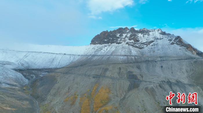 圖為邊壩縣降雪時夏貢拉山段路況?！∵厜慰h融媒體中心供圖
