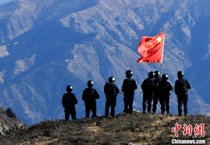 1月6日，移民警察在執(zhí)勤。　李林 攝