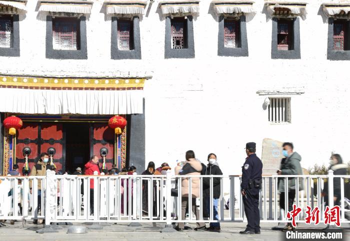 圖為1月23日，布達(dá)拉宮廣場派出所民警正在引導(dǎo)游客?！∝暩聛硭?攝