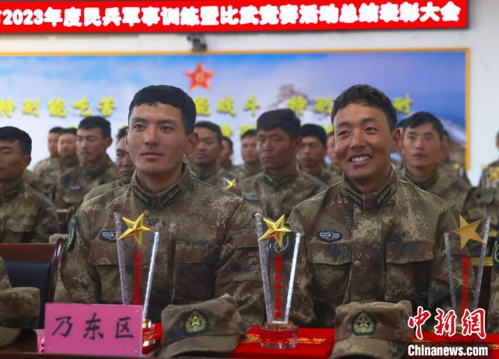 表彰大會(huì)上，獲獎(jiǎng)選手開心瞬間?！敲衫?攝