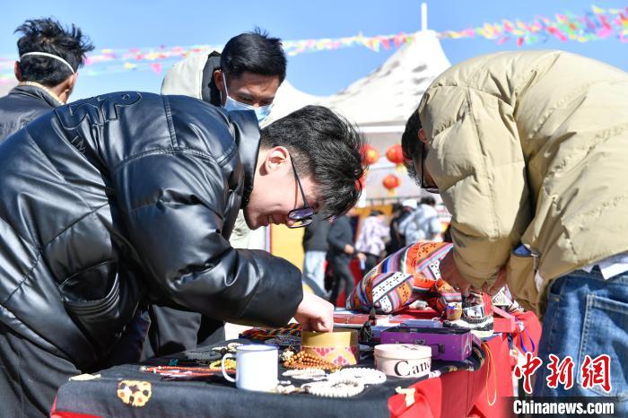 圖為展銷會現(xiàn)場。　貢嘎來松 攝