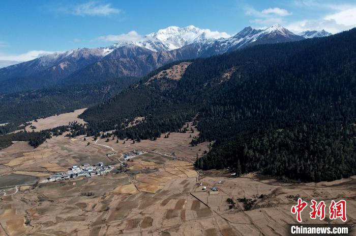 2月17日，西藏林芝魯朗小鎮(zhèn)周邊雪山與牧場。(無人機照片) 李林 攝