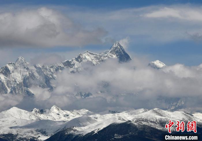 2月17日，西藏林芝色季拉山觀景臺拍到的南迦巴瓦峰?！±盍?攝