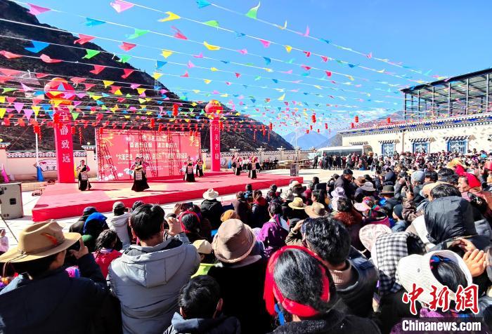 文藝活動(dòng)全景?！∶⒖悼h委宣傳部供圖