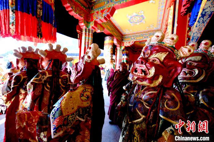 2月19日，楚布寺僧人們佩戴面具準(zhǔn)備參加跳神活動(dòng)?！±盍?攝