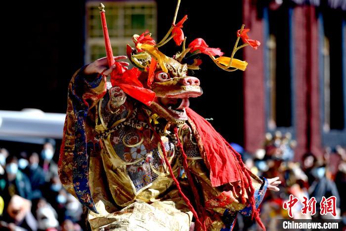 2月19日，楚布寺僧人佩戴面具參加跳神活動(dòng)?！±盍?攝