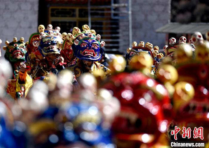 2月19日，楚布寺僧人們佩戴面具參加跳神活動(dòng)?！±盍?攝