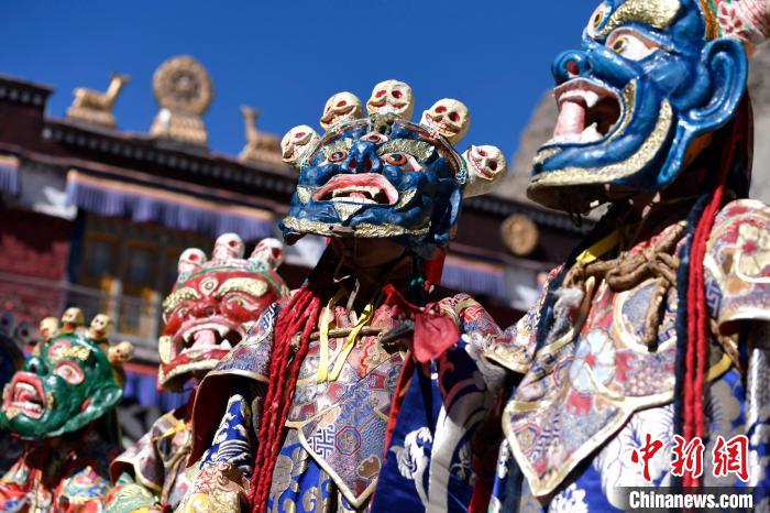 2月19日，楚布寺僧人們佩戴面具參加跳神活動(dòng)。　李林 攝