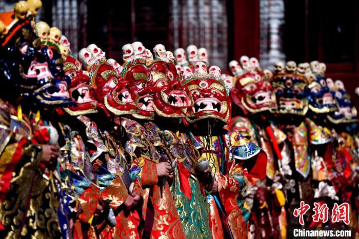 2月19日，楚布寺僧人們佩戴面具參加跳神活動(dòng)。　李林 攝