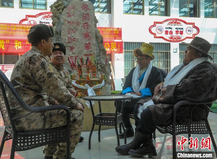 圖為阿里軍分區(qū)某邊防團(tuán)官兵與駐地群眾拉家常?！詵| 攝