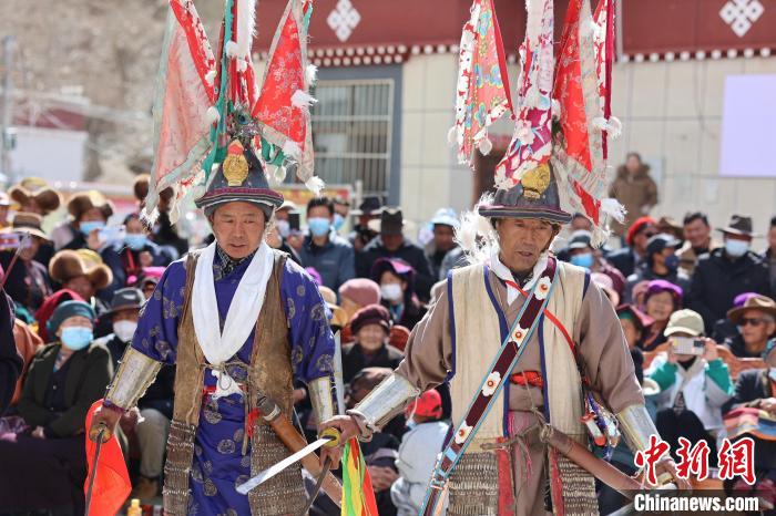 圖為兩位藝人表演瓊結(jié)“果孜”舞?！愔闈扇?攝