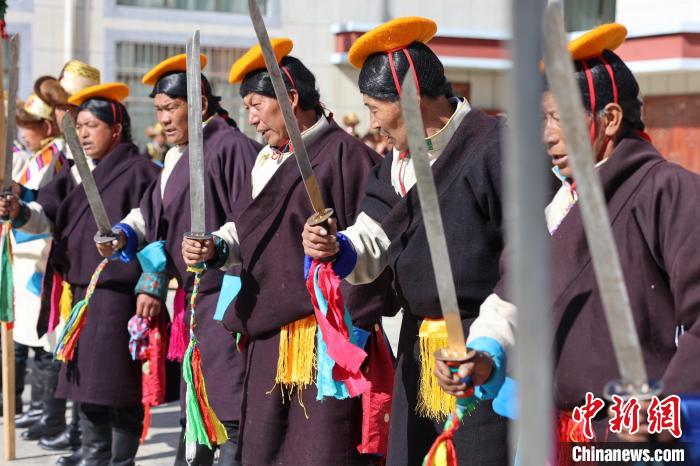 圖為藝人們手持藏刀表演加麻百·甲江?！愔闈扇?攝