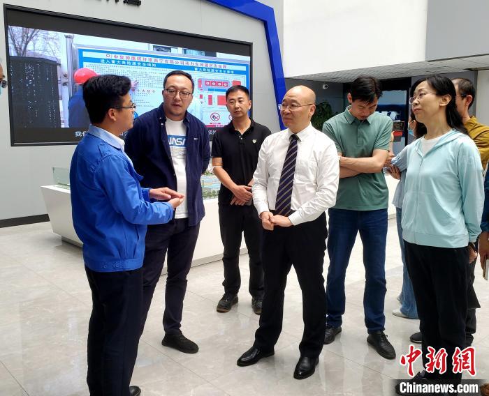 圖為全國政協(xié)委員、農(nóng)工黨青海省委主委王昆(中)在企業(yè)調(diào)研。　郭滿福 供圖