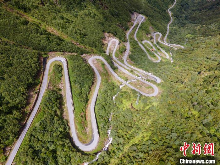 圖為西藏山南錯(cuò)那縣的盤山公路，錯(cuò)那縣被命名為全國(guó)“四好農(nóng)村路”示范縣。　江飛波 攝