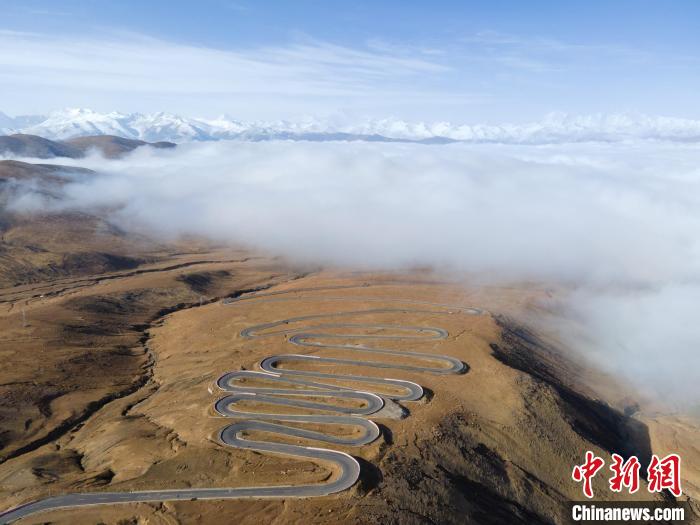 圖為西藏定日縣，前往珠穆朗瑪峰大本營(yíng)蜿蜒的公路與云海?！〗w波 攝
