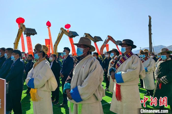 各方代表參加集中開(kāi)復(fù)工儀式。　尼瑪卓嘎 攝