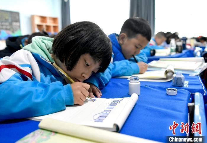 3月14日，西藏拉薩市第一小學一年級六班的學生們在藏語文課上書寫藏文。　李林 攝