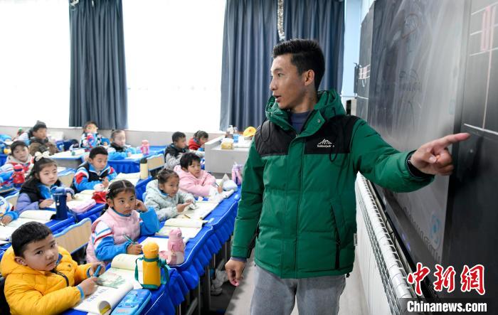 3月14日，西藏拉薩市第一小學藏語文老師拉巴次仁在課堂上?！±盍?攝