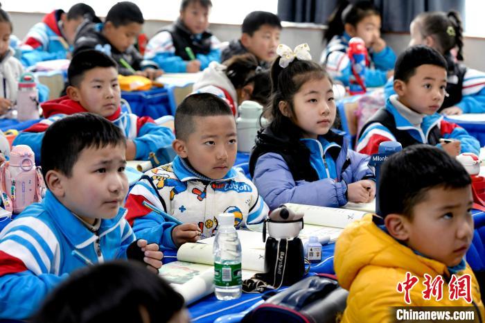3月14日，西藏拉薩市第一小學一年級六班學生正在上藏語文課?！±盍?攝