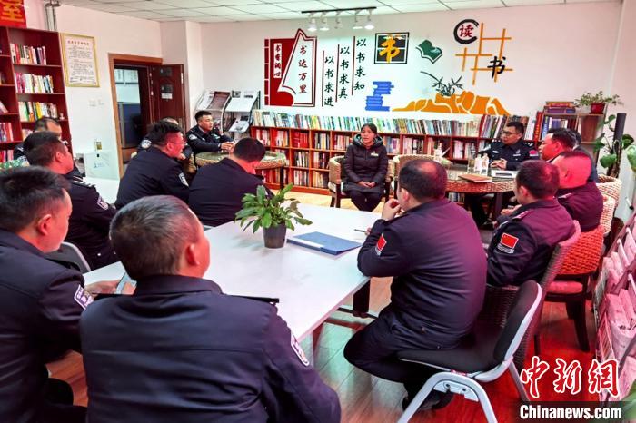 圖為亞東出入境邊防檢查站民警與銀行業(yè)務人員進行金融知識深入交流?！『?攝