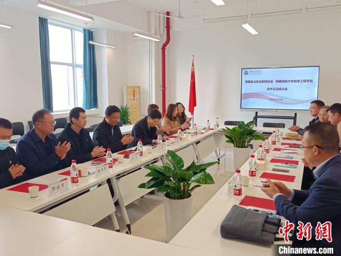 圖為座談會(huì)議現(xiàn)場(chǎng)?！「裆?攝