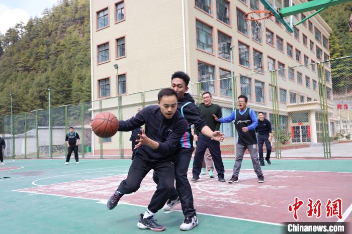 圖為亞東邊檢站民警與駐地農(nóng)業(yè)銀行代表開展籃球友誼賽?！『?攝