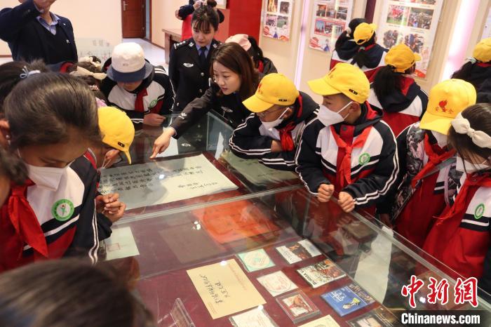 圖為亞東邊檢站民警為駐地小學(xué)生講解該站榮譽發(fā)展史?！『?攝