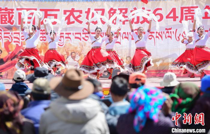 圖為墨竹工卡縣龍珠崗村，文藝演出現(xiàn)場(chǎng)?！∝暩聛?lái)松 攝