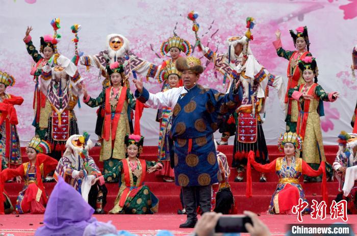 3月28日，西藏林芝第二十屆桃花旅游文化節(jié)開幕式上的文藝表演?！±盍?攝