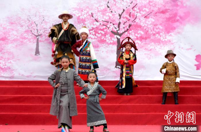 3月28日，西藏林芝第二十屆桃花旅游文化節(jié)開幕式上的文藝表演?！±盍?攝
