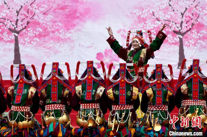 3月28日，西藏林芝第二十屆桃花旅游文化節(jié)開幕式上的文藝表演?！±盍?攝