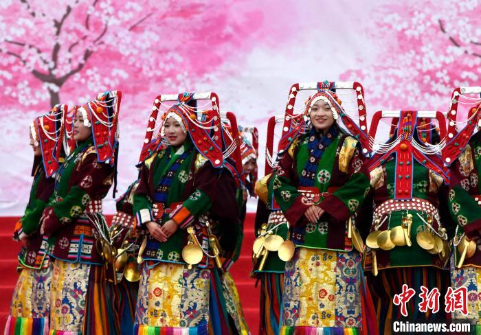 3月28日，西藏林芝第二十屆桃花旅游文化節(jié)開幕式上的文藝表演?！±盍?攝