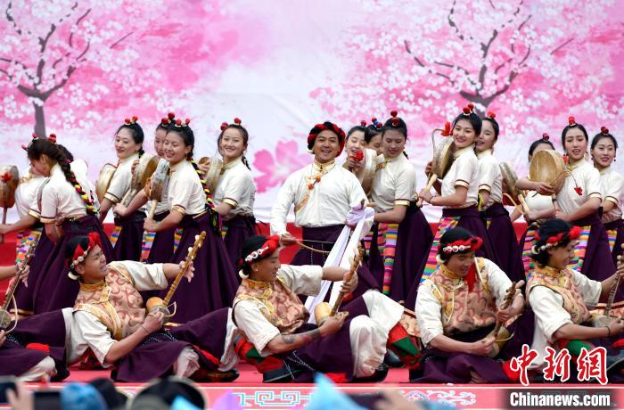 3月28日，西藏林芝第二十屆桃花旅游文化節(jié)開幕式上的文藝表演?！±盍?攝