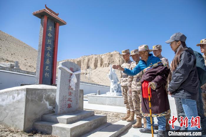 圖為在西藏阿里地區(qū)札達(dá)縣烈士陵園，82歲的次仁南杰老人為軍民代表講述新舊西藏的變化。　劉曉東 攝