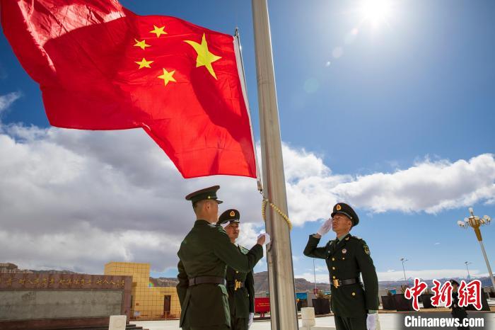 圖為在西藏阿里地區(qū)札達(dá)縣，軍民共同舉行升國(guó)旗儀式，慶祝西藏百萬(wàn)農(nóng)奴解放紀(jì)念日。　劉曉東 攝
