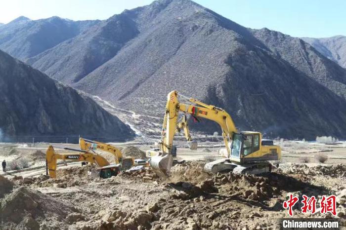 圖為高標(biāo)準(zhǔn)農(nóng)田建設(shè)施工現(xiàn)場?！「裆愔?攝