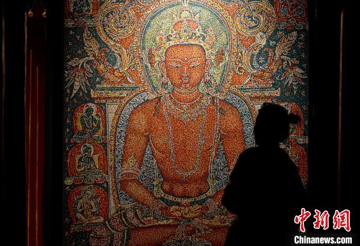 3月31日，觀眾欣賞展覽中的作品?！±盍?攝
