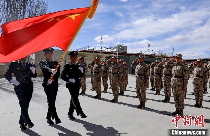 圖為授銜現(xiàn)場迎軍旗?！詵| 攝