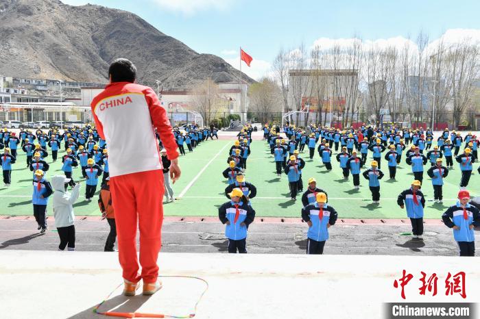 圖為學(xué)生在跳繩教練齊景龍的指導(dǎo)下做準(zhǔn)備運(yùn)動(dòng)。　貢嘎來(lái)松 攝