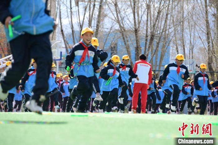 圖為學(xué)生在跳繩教練齊景龍的指導(dǎo)下做準(zhǔn)備運(yùn)動(dòng)?！∝暩聛?lái)松 攝