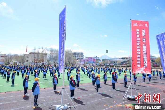 圖為學(xué)生在跳繩教練齊景龍的指導(dǎo)下做準(zhǔn)備運(yùn)動(dòng)?！∝暩聛?lái)松 攝