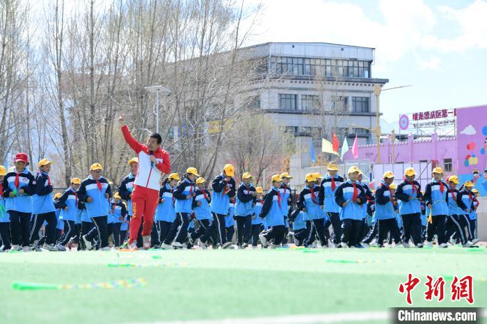 圖為學(xué)生在跳繩教練齊景龍的指導(dǎo)下做準(zhǔn)備運(yùn)動(dòng)。　貢嘎來(lái)松 攝