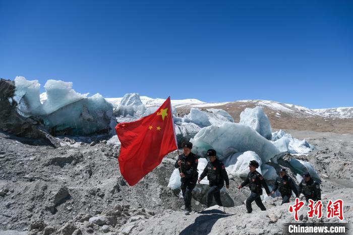 4月5日，普瑪江塘邊境派出所民輔警巡邏至四零冰川附近。　江飛波 攝